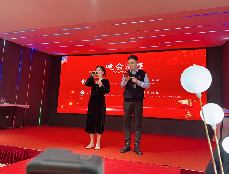 两位主持人闪亮登场