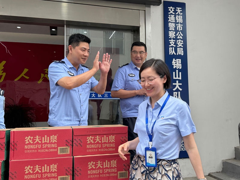 爱维丝科技赴东北塘交警中队开展夏日慰问